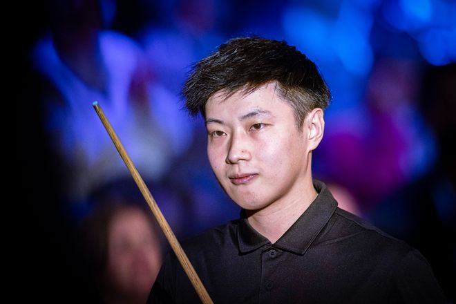 随着足球在 随着足球在